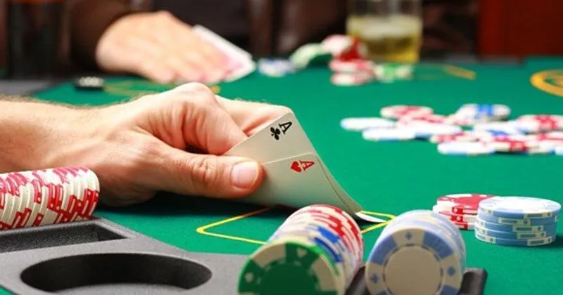 So sánh Poker và Xì Tố chi tiết trên nhiều khía cạnh